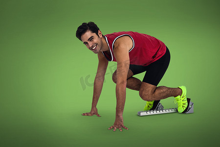 男运动员的合成图像在起跑台上微笑