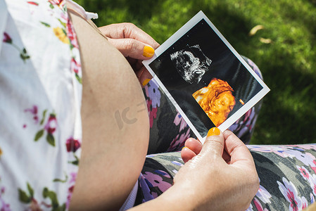 母性摄影照片_孕妇抱子宫图片