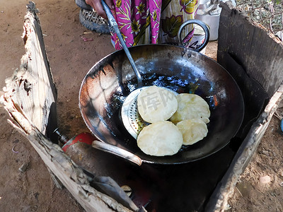 制作蓬松的 Phulko Luchi puri 美食，这是一种使用 Maida 制作的传统孟加拉式油炸膨化面包。