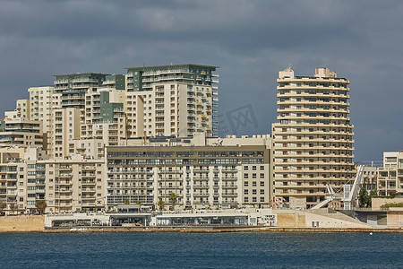 马耳他瓦莱塔海岸线的住宅和商业区