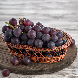 木桌背景上的一串美味的葡萄果实。
