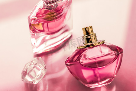 粉红色香水瓶在光滑的背景、甜美的花香、迷人的香味和香水作为节日礼物和豪华美容化妆品品牌设计