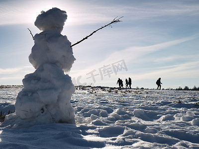 男子走在冰冷的雪人融化在多雪的地方