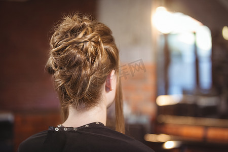 发型摄影照片_盘发发型女性的后视图