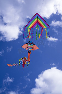 风筝摄影照片_天空中五颜六色的风筝