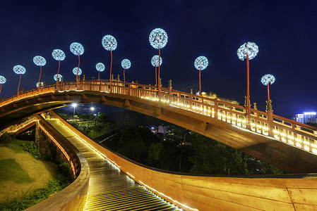 桥越南摄影照片_越南广宁省下龙公园锦鲤桥