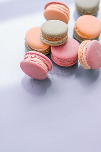 蓝色背景中的法式马卡龙、巴黎别致的咖啡馆甜点、甜食和豪华糖果品牌的蛋糕马卡龙、假日背景设计