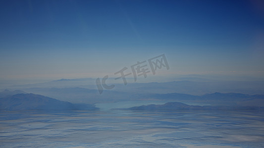 天空沙漠背景摄影照片_雾中的山海