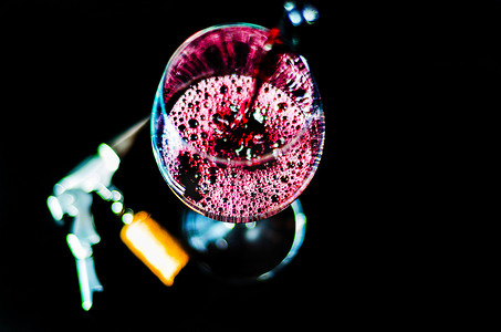 红酒杯免抠素材摄影照片_将红酒倒入玻璃杯中，用一杯葡萄酒庆祝片刻，为美食家提供精美的酒