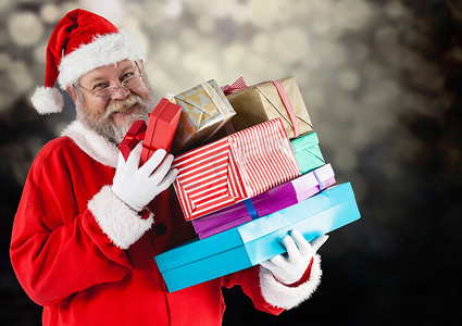 礼盒一堆摄影照片_拿着一堆礼盒的快乐圣诞老人