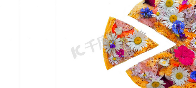 创意比萨饼，上面有五颜六色的花朵。