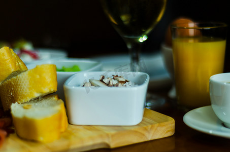 长萝卜摄影照片_一组小吃，包括白奶酪和黄瓜、萝卜、蘑菇、健康美味的小吃