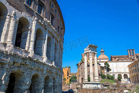 Teatro Macello (Marcellus 剧院) 的古老外观非常靠近意大利罗马斗兽场。