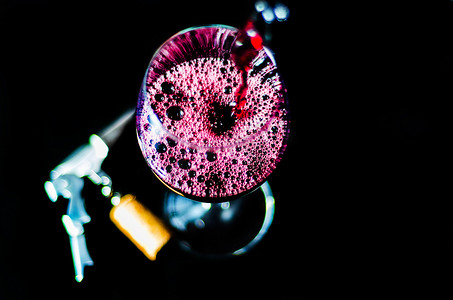 将红酒倒入玻璃杯中，用一杯葡萄酒庆祝片刻，为美食家提供精美的酒