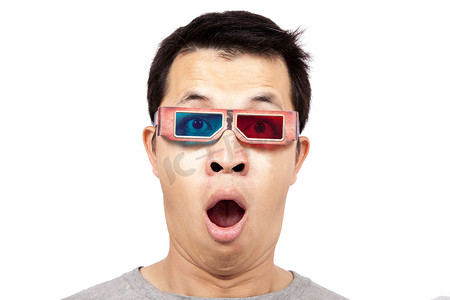 看电影3d摄影照片_戴着 3D 眼镜看 3D 电影的年轻人