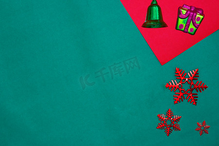 绿色响铃、雪剥落和星在红色和绿色背景机智