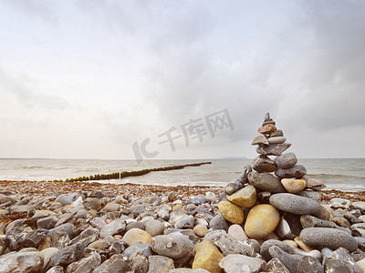 海边鹅卵石上的海石金字塔。