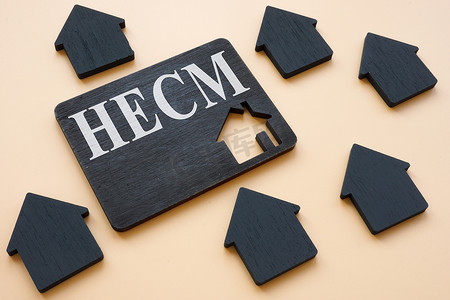 净值摄影照片_深色板上的房屋净值转换抵押 HECM 标志。