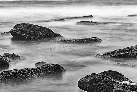 海洋模糊摄影照片_海中的石头