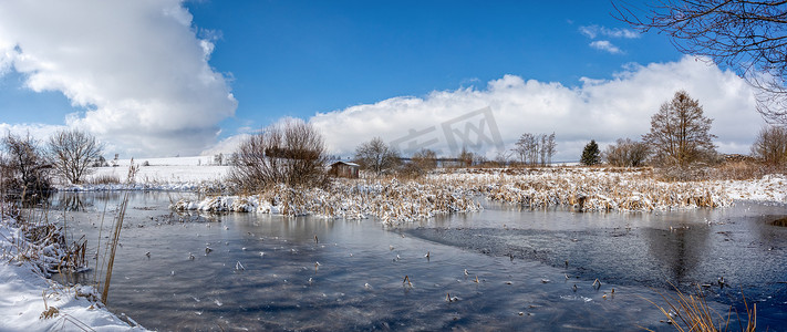 美丽的冬季乡村景观与池塘