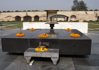 火葬摄影照片_火葬甘地的地方有永恒火焰的祭坛状平台。