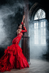 艾莎公主摄影照片_女人复古红色连衣裙旧城堡美丽的公主穿着诱人的衣服