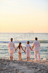 平安喜乐万事皆顺摄影照片_一家人在海边的肖像