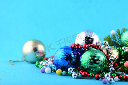 圣诞装饰：圣诞球和装饰品与圣诞树的分支