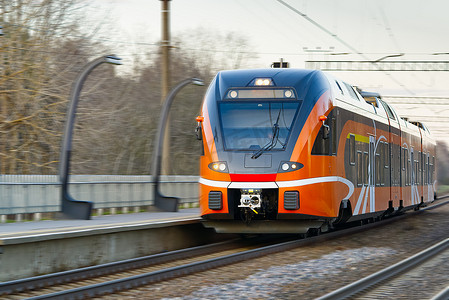 特快橙色火车。