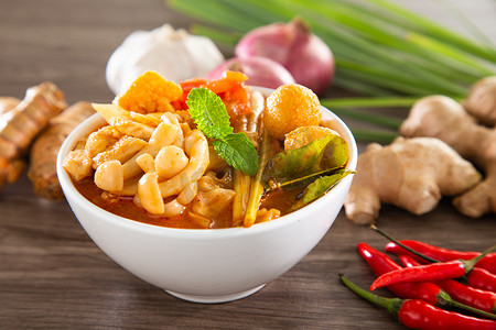 Tom yam kong 或 Tom yam 是泰国典型的辛辣清汤，也是泰国第一道菜。