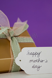 紫色母亲节摄影照片_带礼品盒的快乐母亲节贺卡