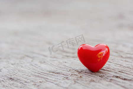 喜庆海报背景摄影照片_情人节背景，木板上有红心，复制