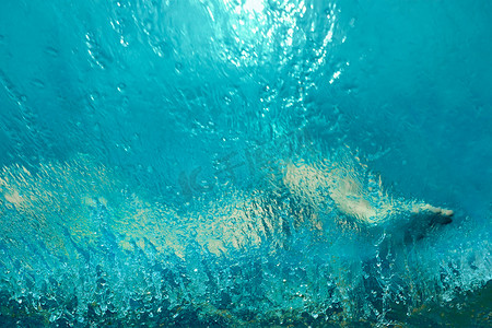 溅起的水花透明摄影照片_溅水的抽象人体