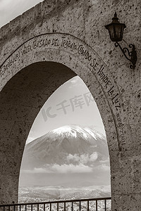 亚纳瓦拉广场拱门构成的秘鲁阿雷基帕米斯蒂火山单色观