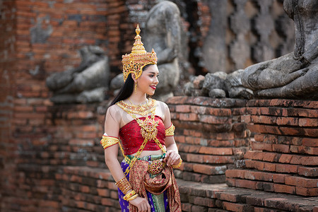 美丽的女人、泰国民族服装、传统的泰国服饰、泰国女人、好心情、美丽的微笑背景 — 带有噪音和颗粒的图像