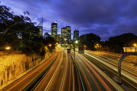 悉尼市夜间的车迹