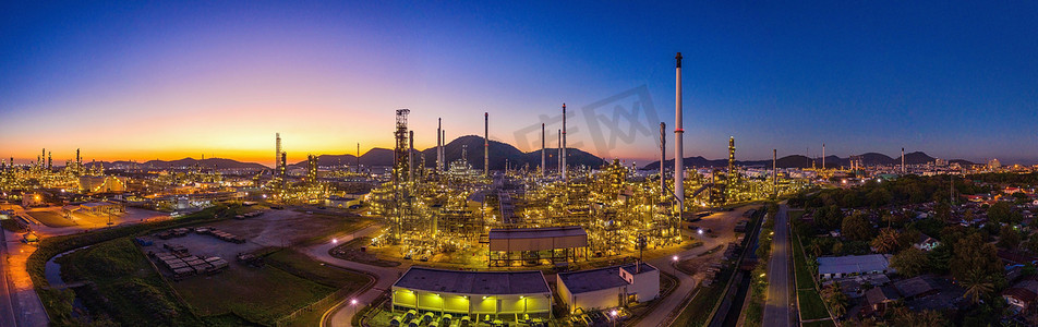 炼油厂鸟瞰图，石油工业全景。