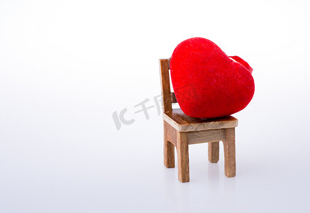 椅子上的红色小心形
