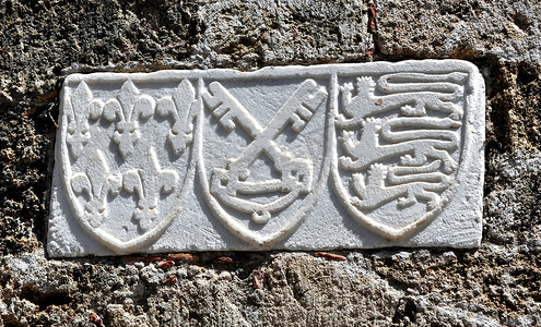 在罗得岛中世纪堡垒的墙壁上的盾牌。