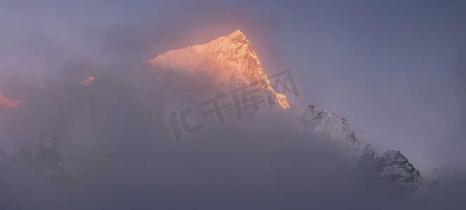 努子峰和珠穆朗玛峰在日落或日出时登顶