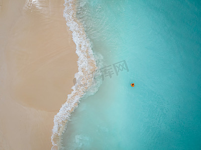 带伞摄影照片_从加勒比海阿鲁巴岛的鹰海滩起飞，在阿鲁巴鹰海滩带伞的海滩鸟瞰