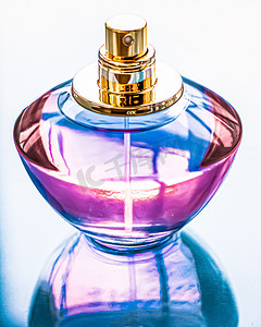 有光泽背景的香水瓶、甜美的花香、迷人的香味和香水作为节日礼物和豪华美容化妆品品牌设计