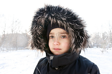 冬天的小男孩肖像