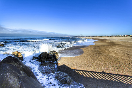 华为欧洲小镇摄影照片_葡萄牙波尔图美丽华海滩上的勇敢大海