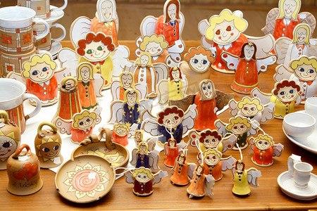 “手工制作的陶瓷圣诞装饰品、天使和其他人物”