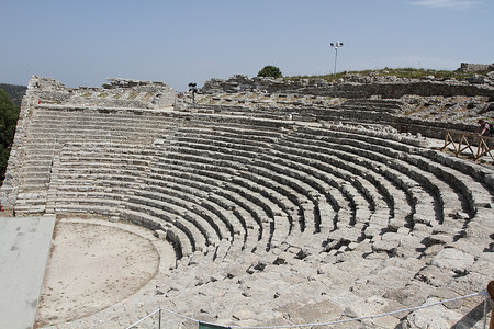 意大利卡拉塔菲米塞杰斯塔 — 2016 年 7 月 1 日：塞杰斯塔古城考古公园的剧院