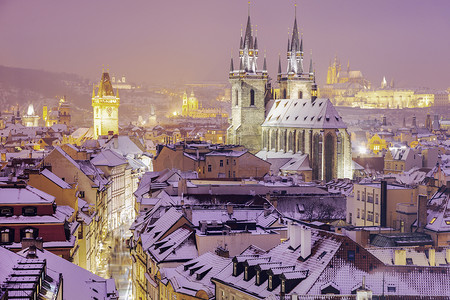 布拉格的冬天 — 拥有太原大教堂和钟楼的城市全景