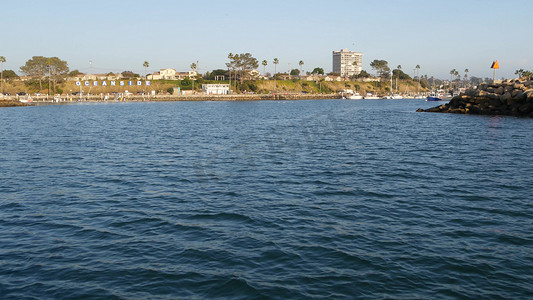 从帆船或游艇、海边港口、美国加利福尼亚州暑假的海水日落景色。