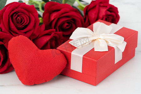 妇女节背景红色摄影照片_情人节设计概念背景与玫瑰花和礼品盒。