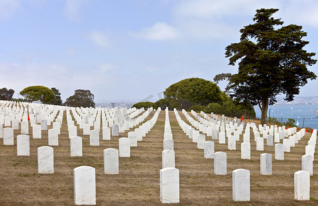 加利福尼亚州洛马角公墓的墓碑。
